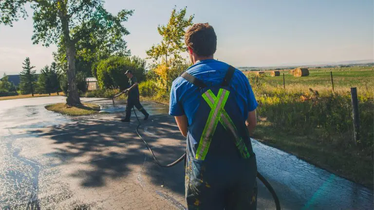 image of everline specialist doing asphalt sealcoating